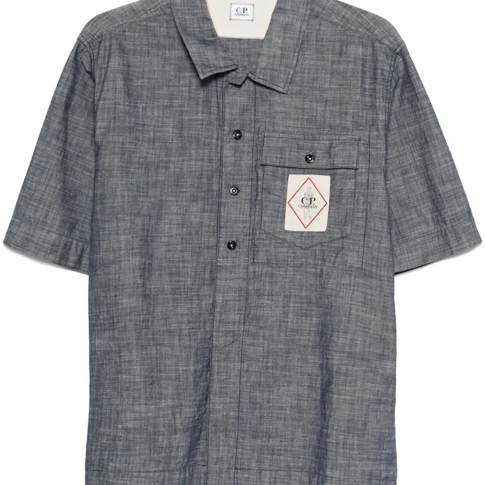 Рубашка с нашивкой-логотипом