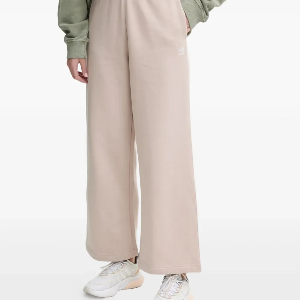 Спортивные брюки с вышитым логотипом Спортивные брюки с вышитым логотипом