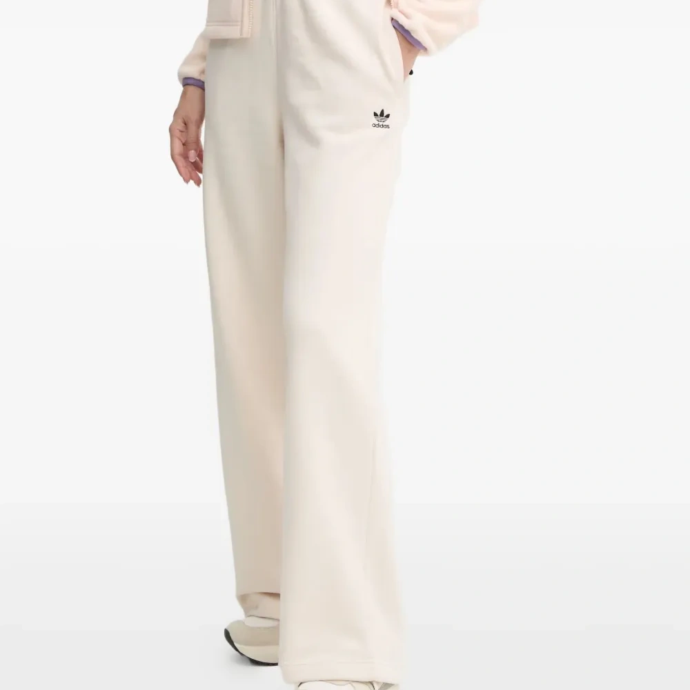 Спортивные брюки с вышитым логотипом Спортивные брюки с вышитым логотипом