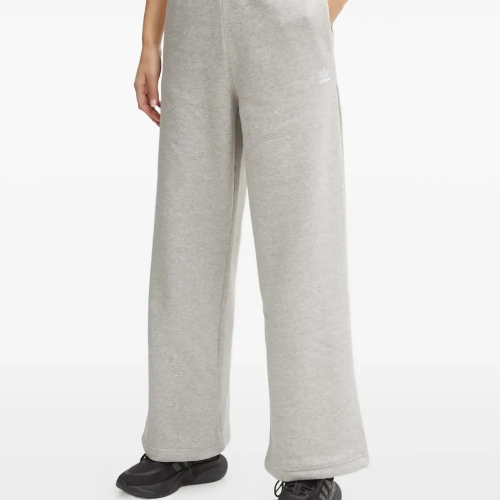 спортивные брюки с вышитым логотипом спортивные брюки с вышитым логотипом