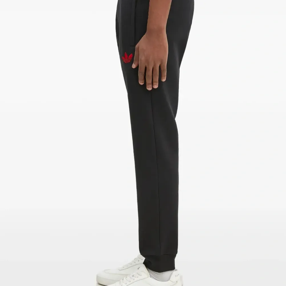 Брюки с нашивкой-логотипом