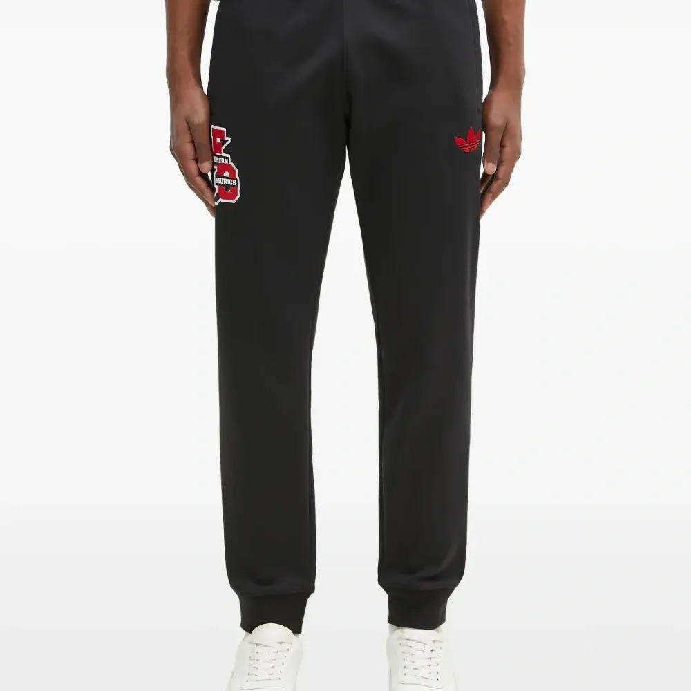 Брюки с нашивкой-логотипом