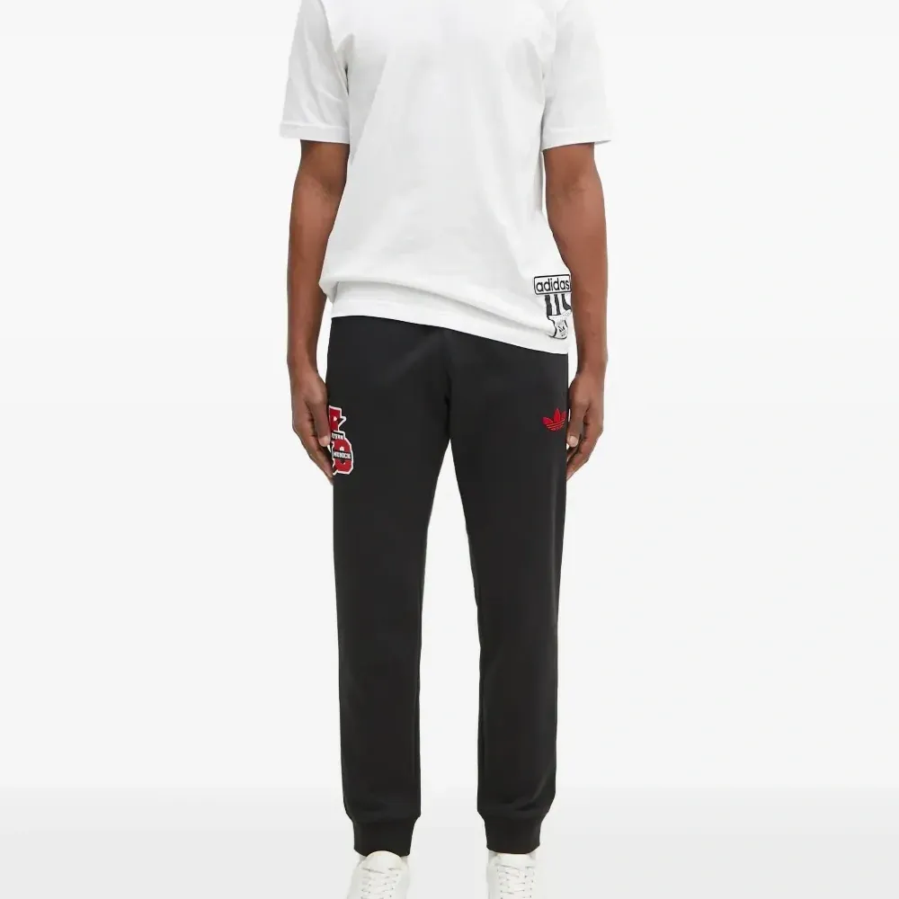 Брюки с нашивкой-логотипом