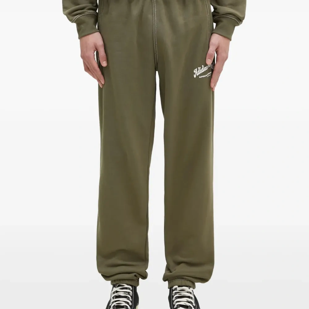 спортивные брюки с декоративной строчкой спортивные брюки с декоративной строчкой