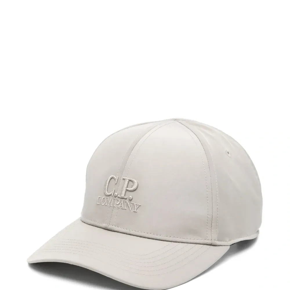 Кепка с вышитым логотипом