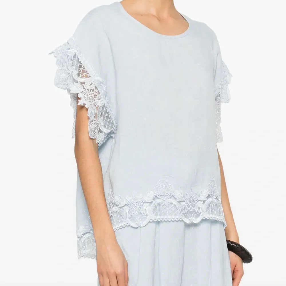 Блузка с кружевной отделкой