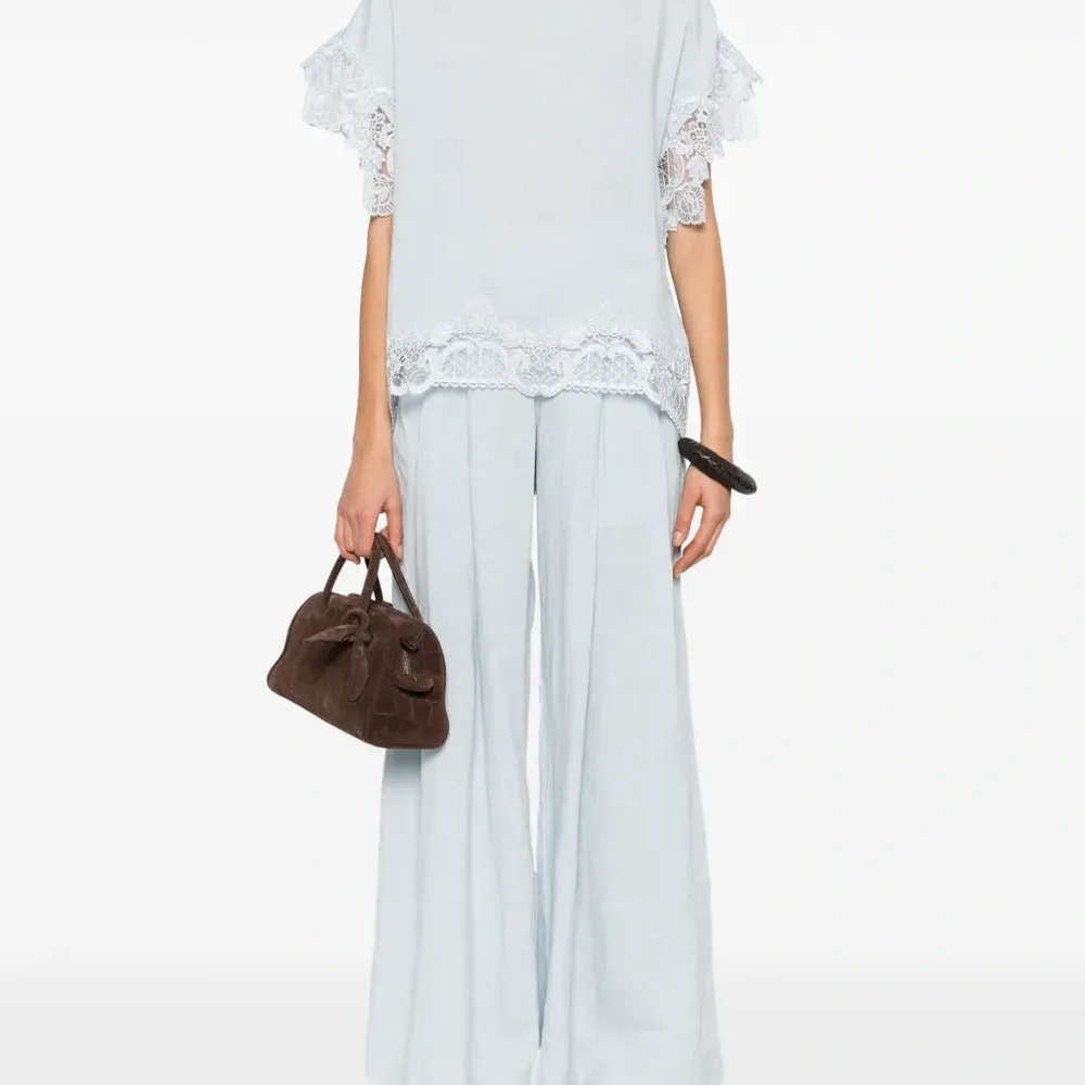 Блузка с кружевной отделкой