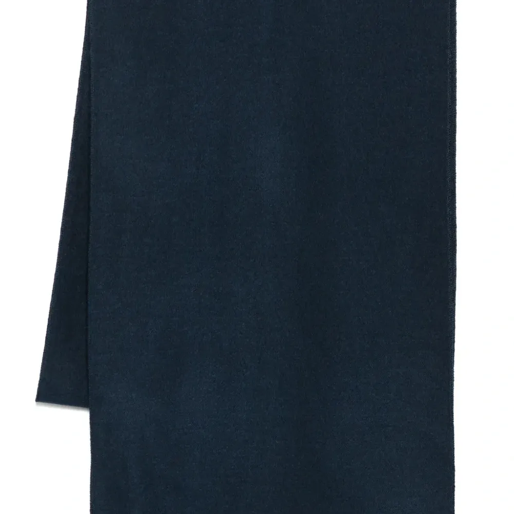 Шарф с нашивкой-логотипом