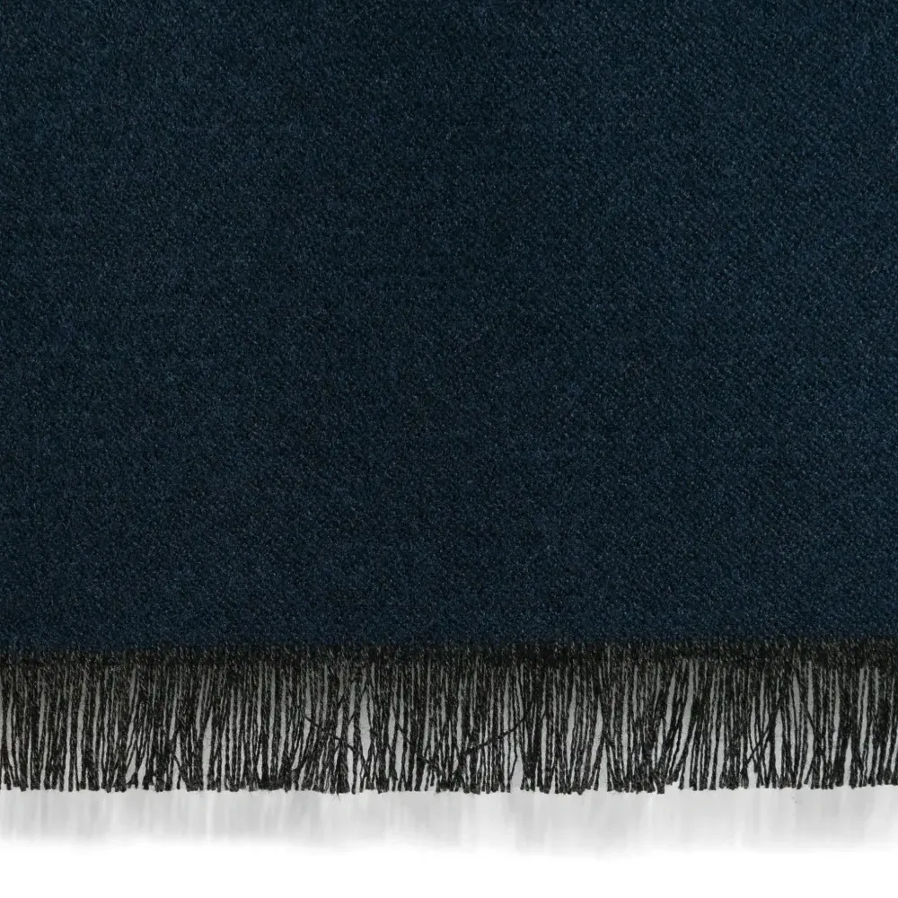 Шарф с нашивкой-логотипом