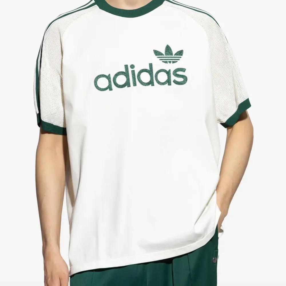 Футболка с сетчатой вставкой