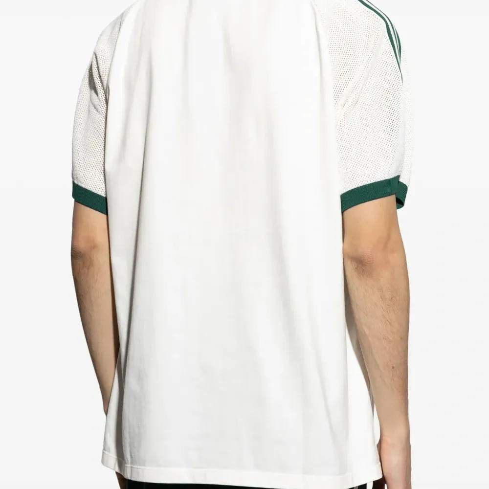 Футболка с сетчатой вставкой