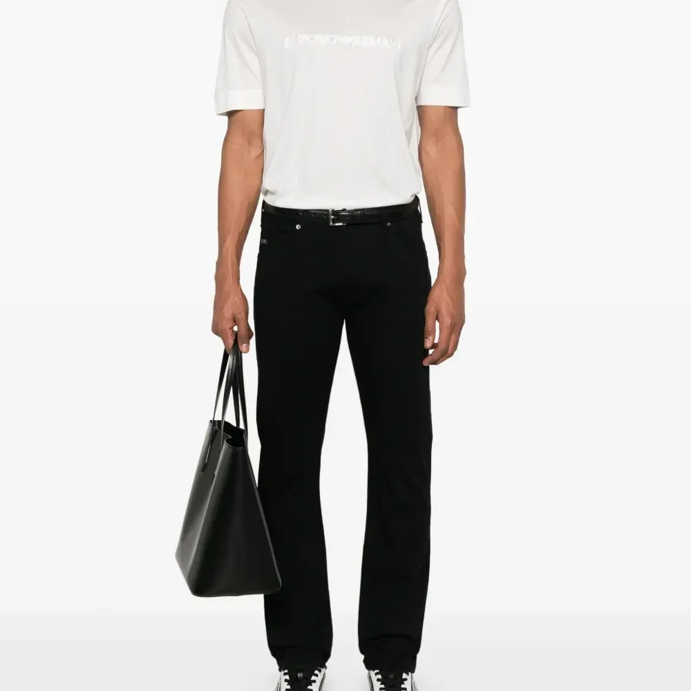 Футболка с вышитым логотипом