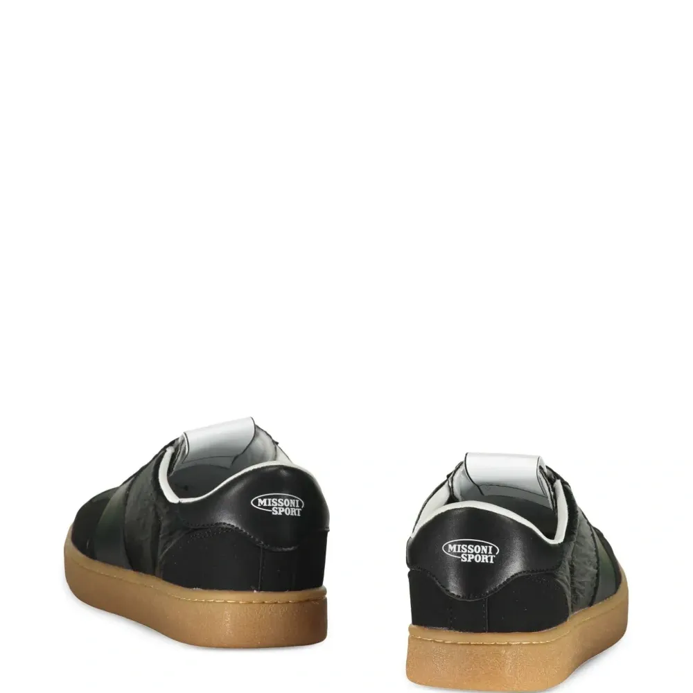 Кроссовки с закругленным носком и логотипом Кроссовки с закругленным носком и логотипом