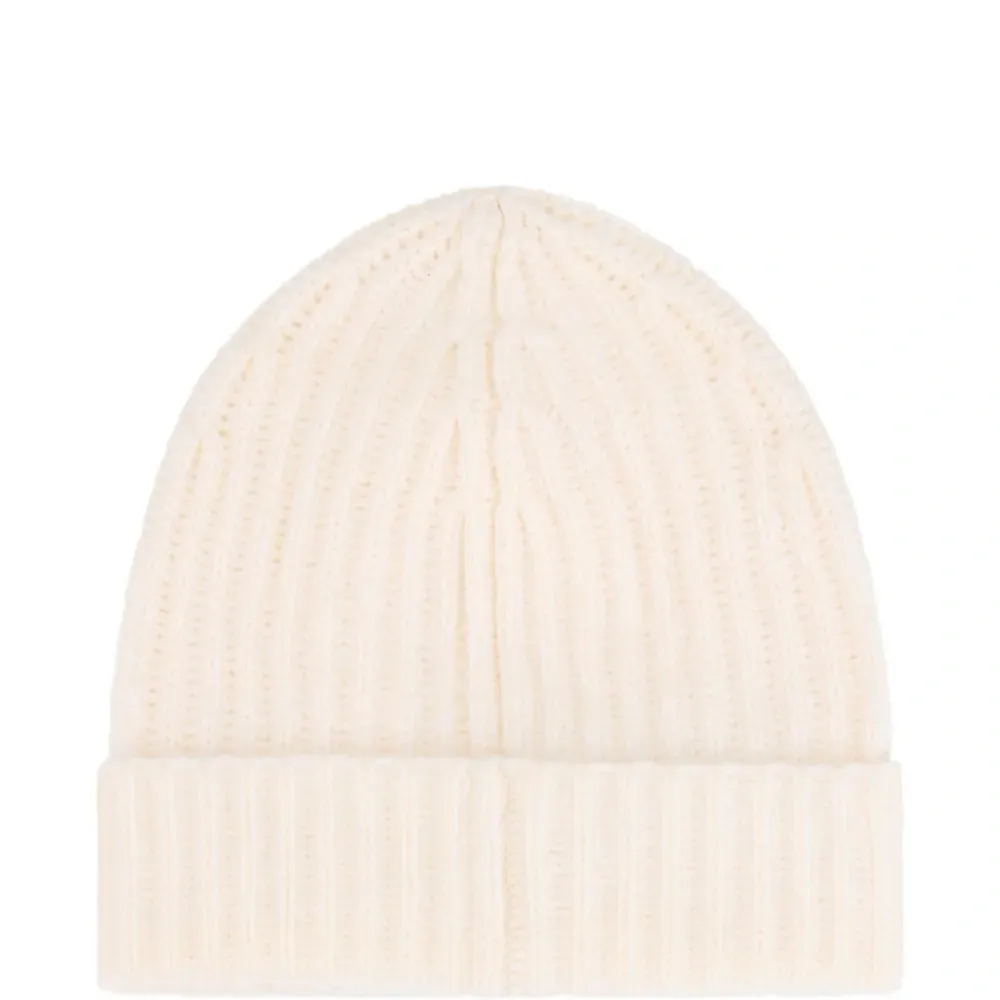 Вязаная шапка в рубчик