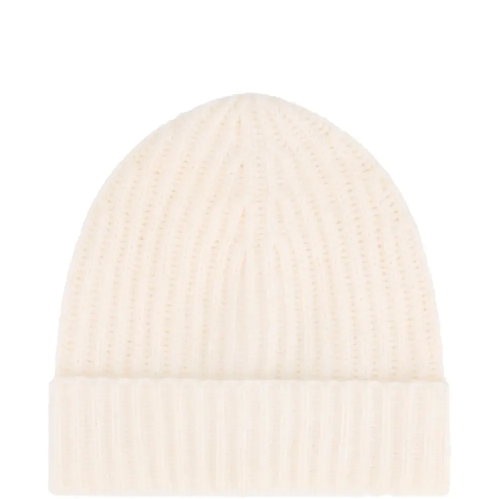 Вязаная шапка в рубчик