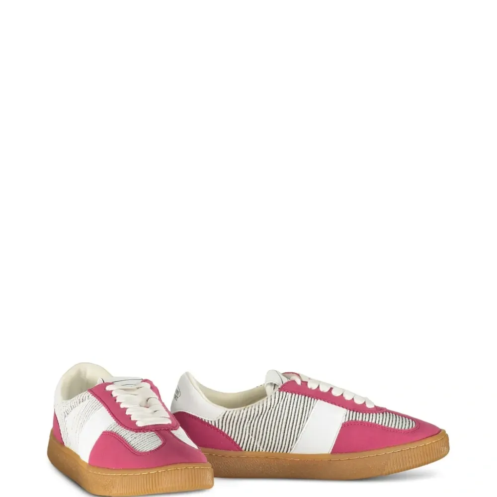 Кроссовки с логотипом