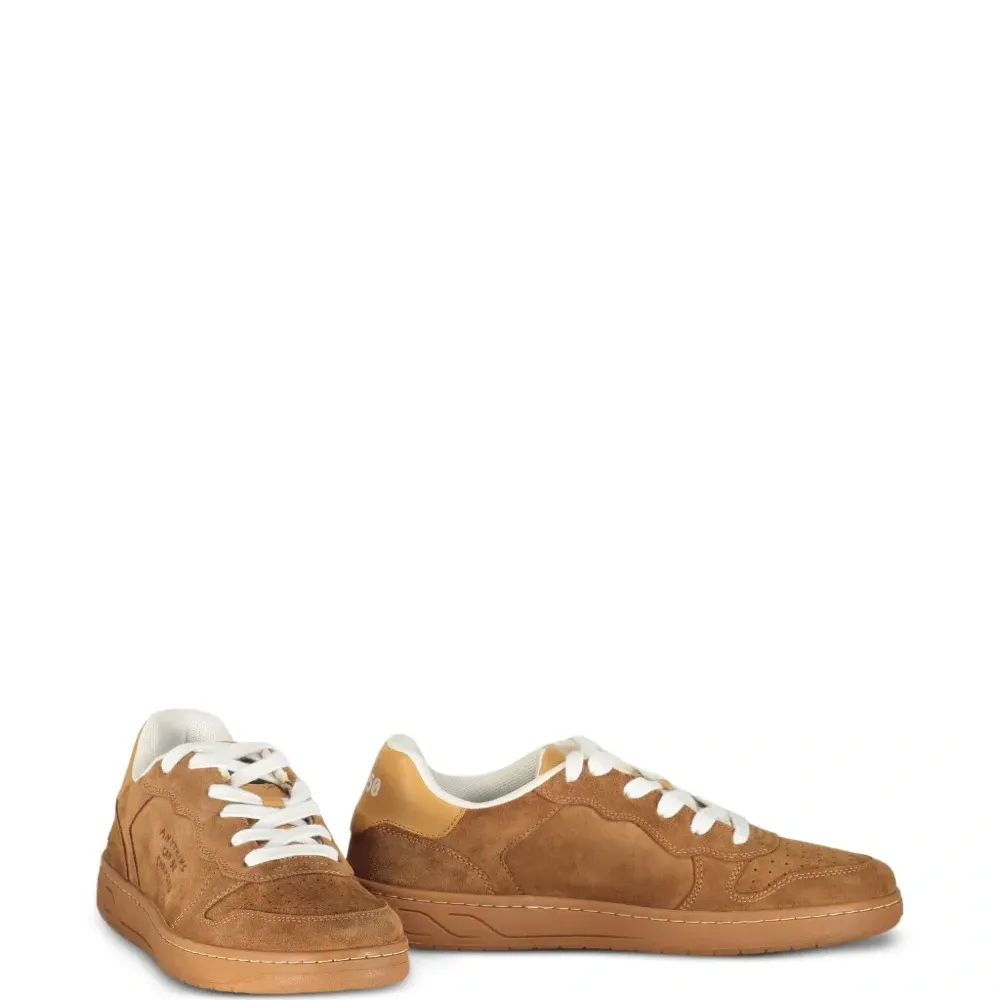 Кроссовки на шнуровке