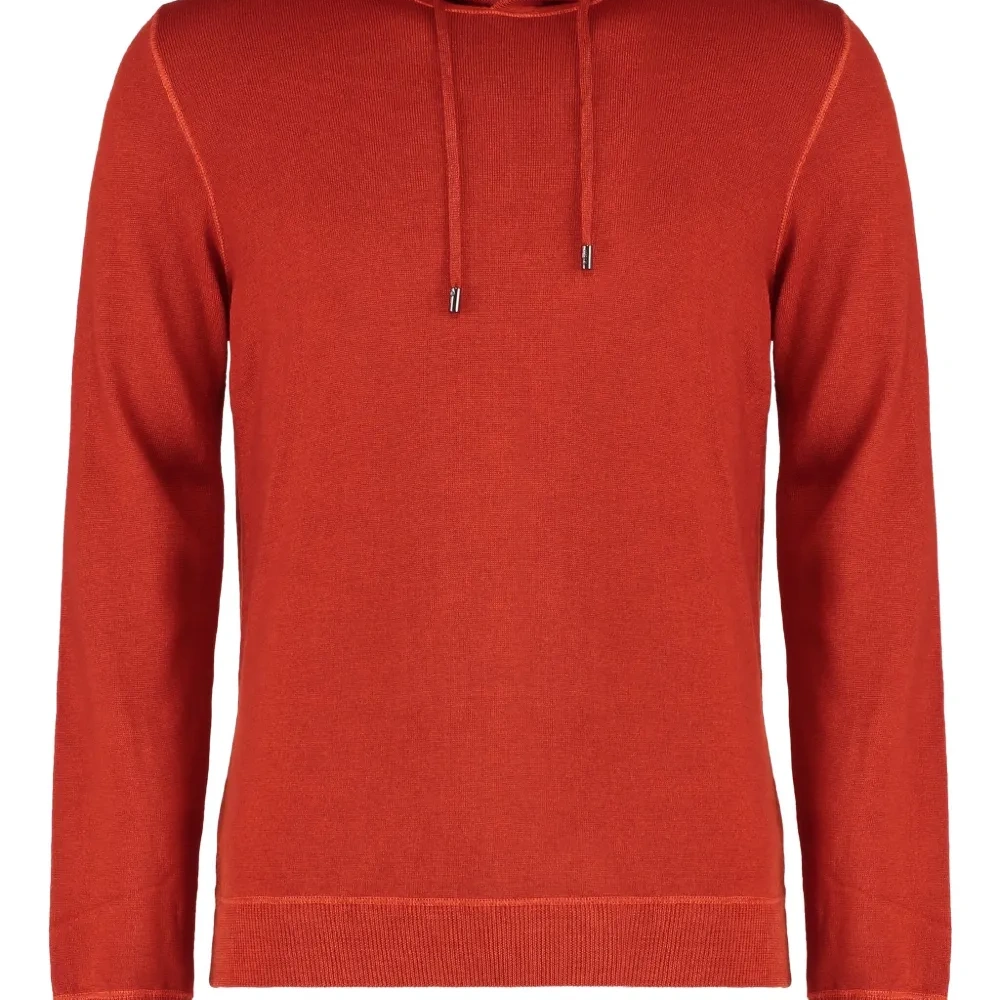 Свитер в рубчик с капюшоном