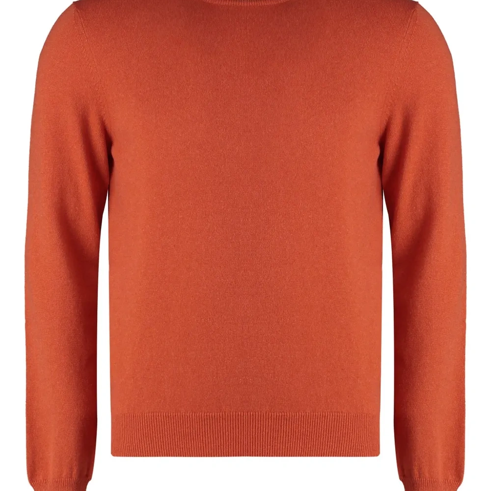 Свитер с круглым вырезом