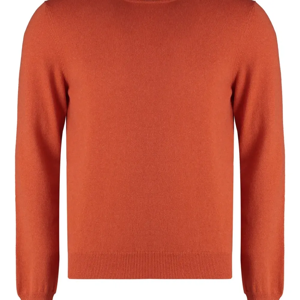 Свитер с круглым вырезом