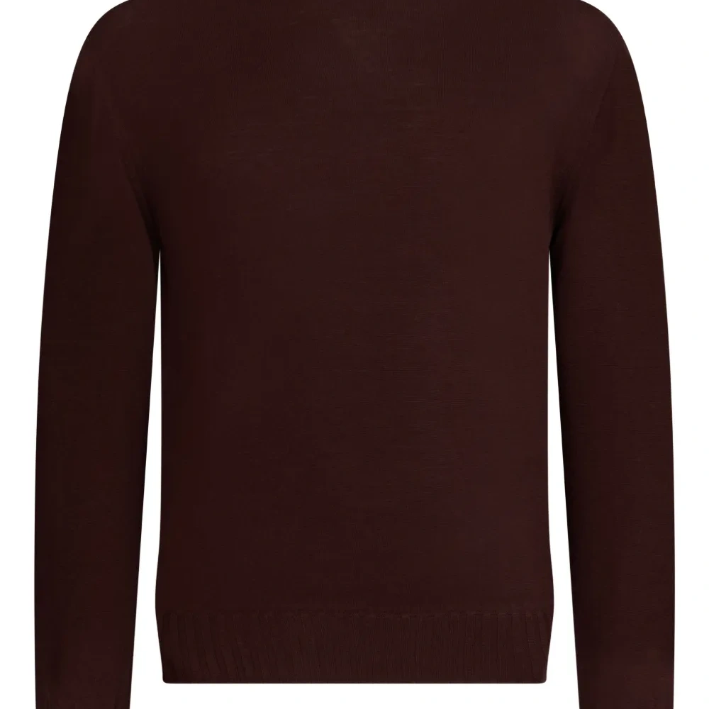 Свитер с круглым вырезом