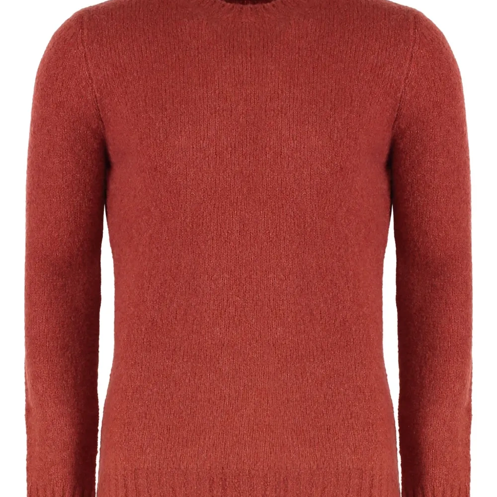 Свитер с круглым вырезом