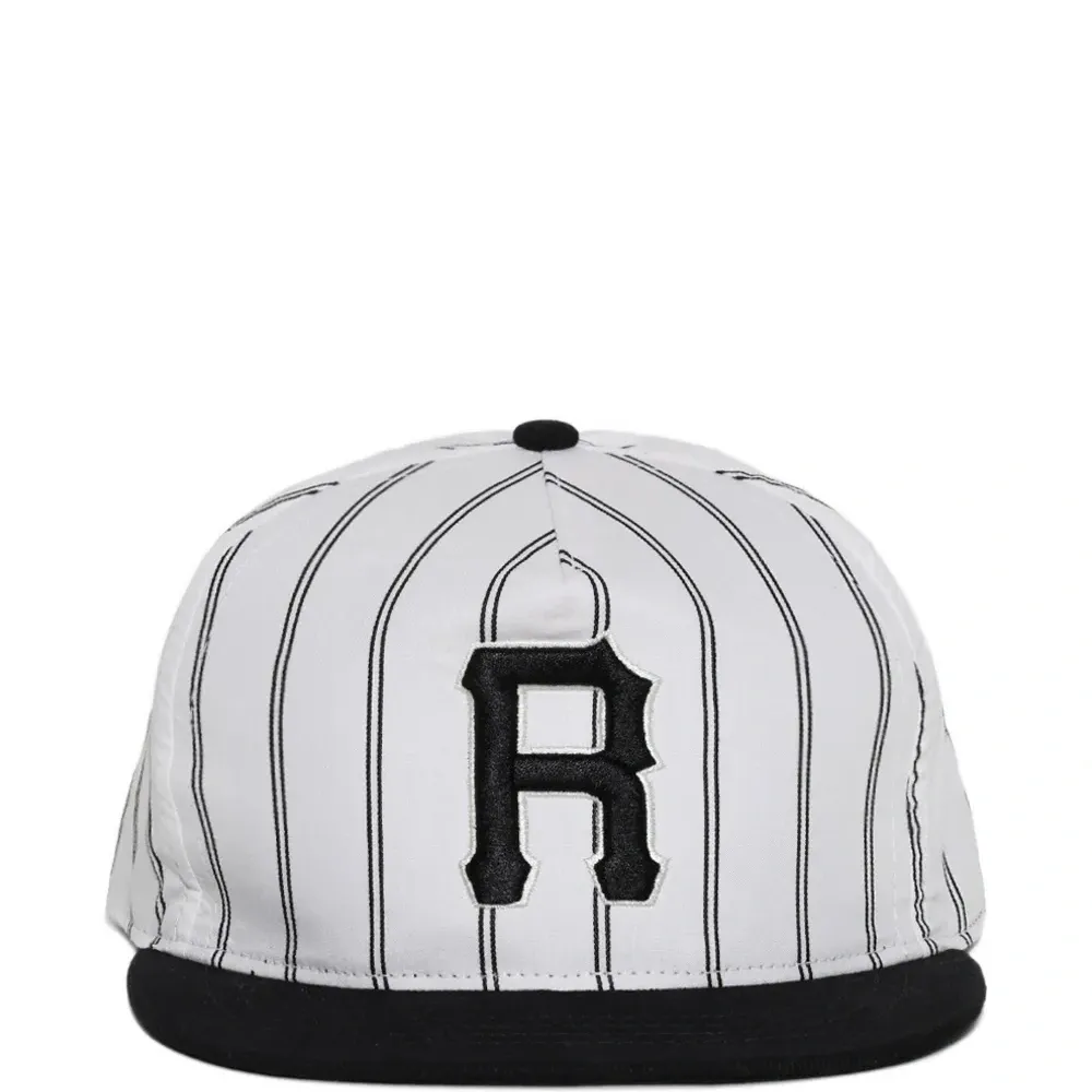 Бейсболка в тонкую полоску