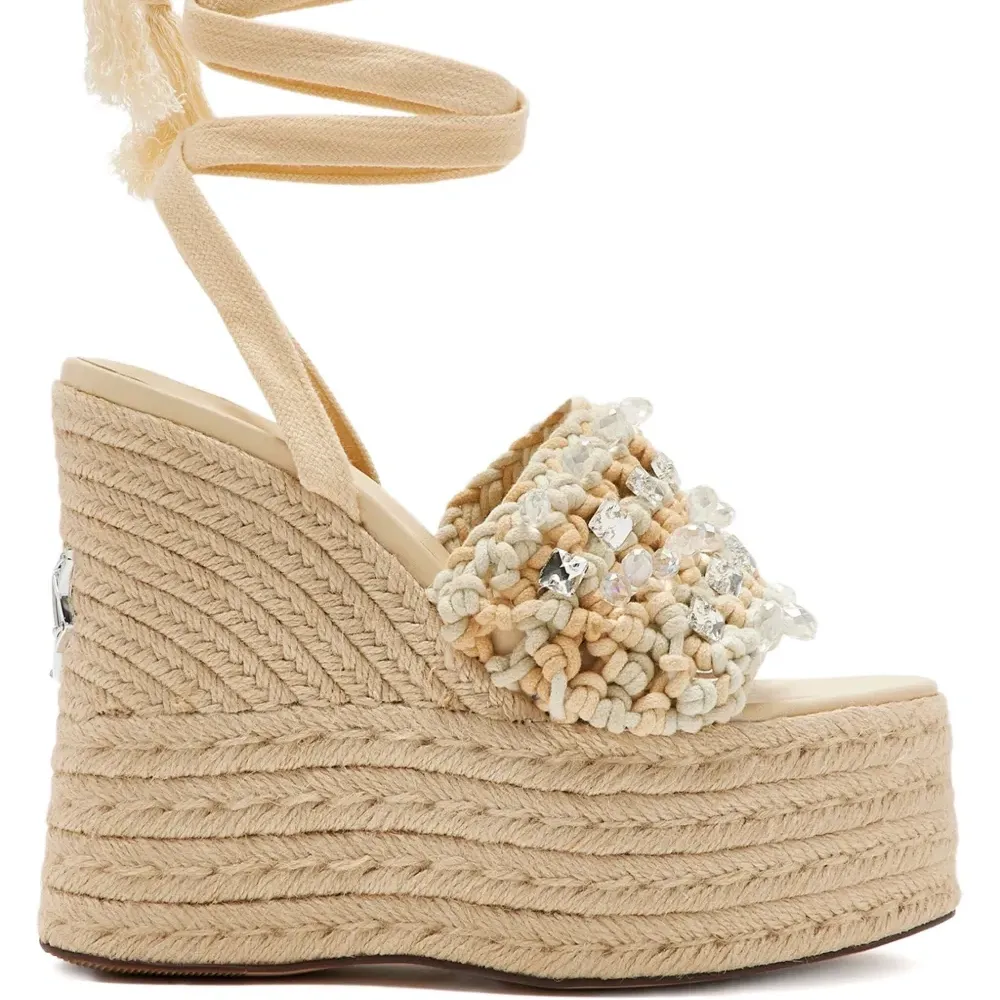 босоножки на танкетке с бусинами