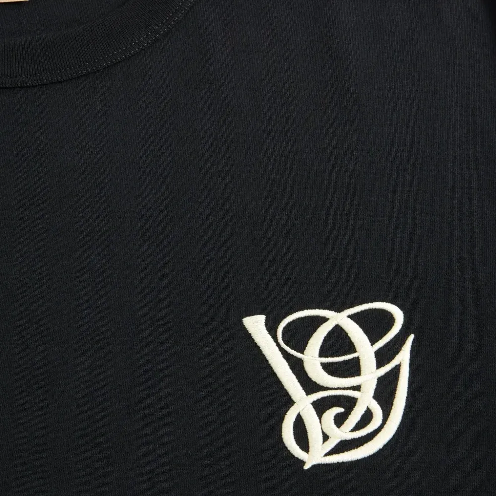 Футболка с вышитым логотипом Футболка с вышитым логотипом