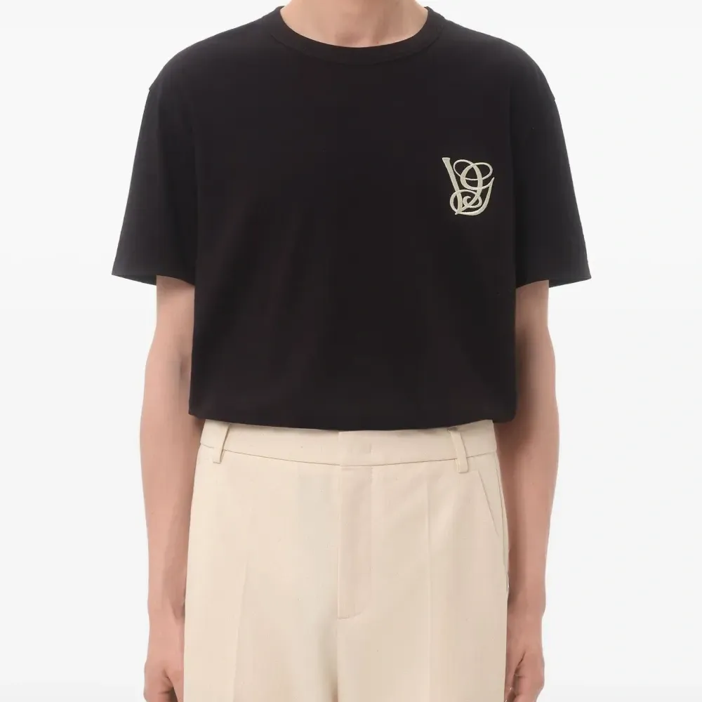 Футболка с вышитым логотипом Футболка с вышитым логотипом