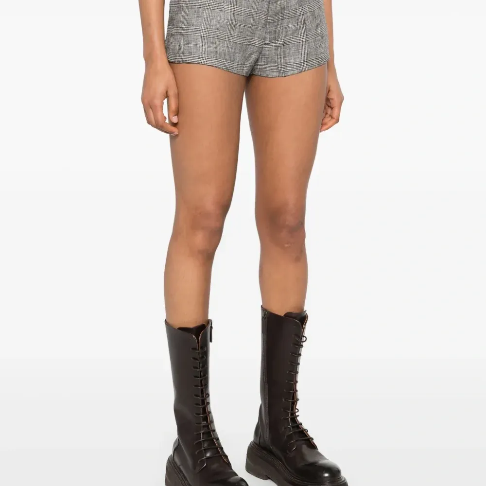 Короткие шорты строгого кроя