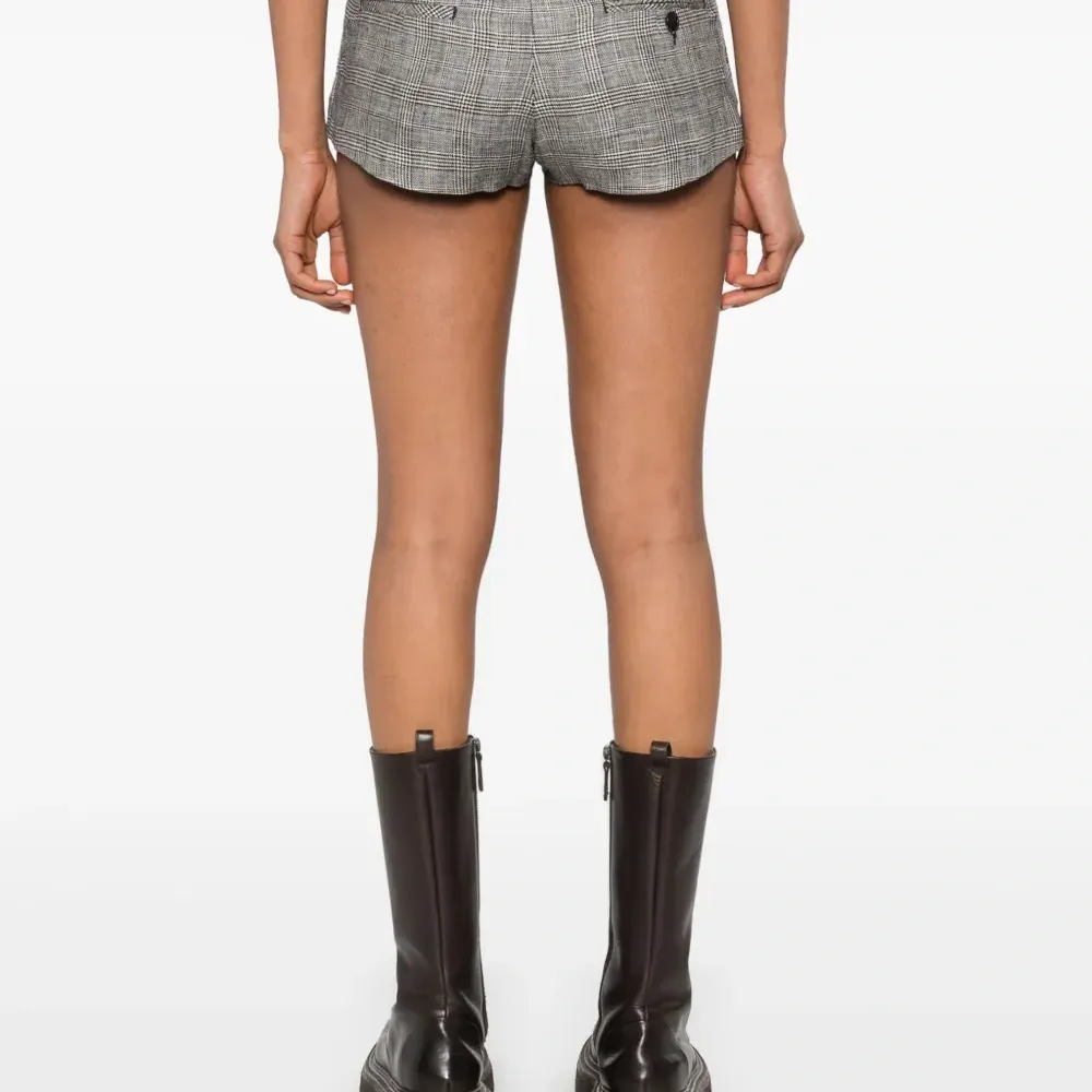 Короткие шорты строгого кроя