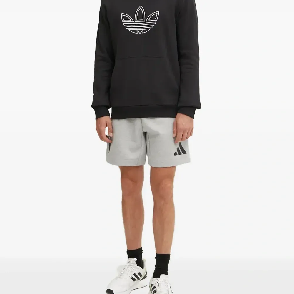 Худи с вышитым логотипом