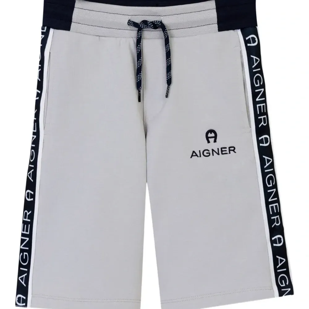 Брюки с вышитым логотипом