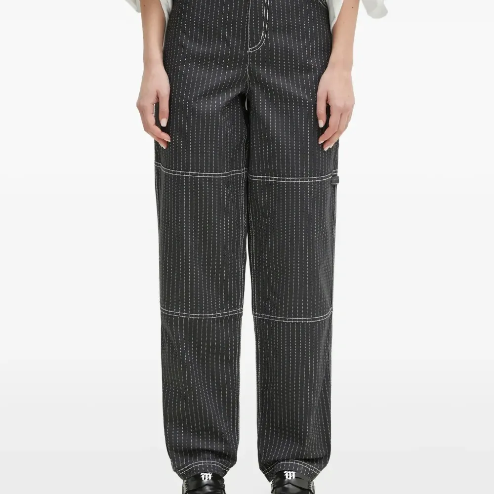 Брюки в тонкую полоску