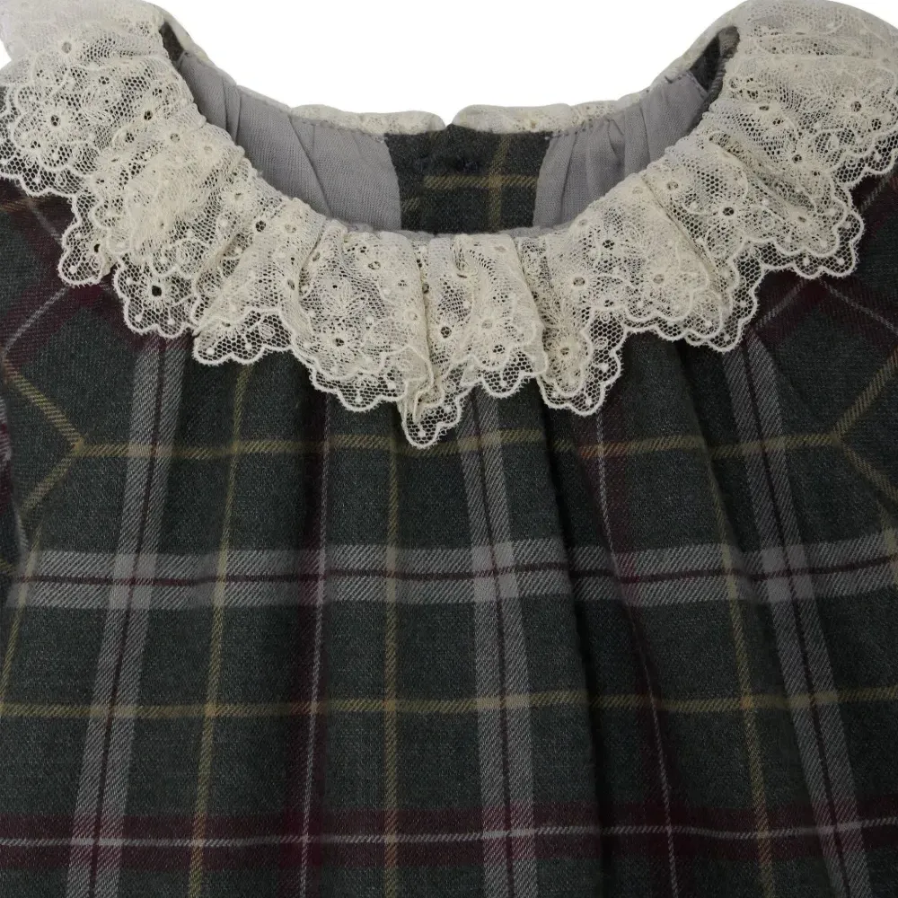 Клетчатое платье с кружевным воротником Клетчатое платье с кружевным воротником