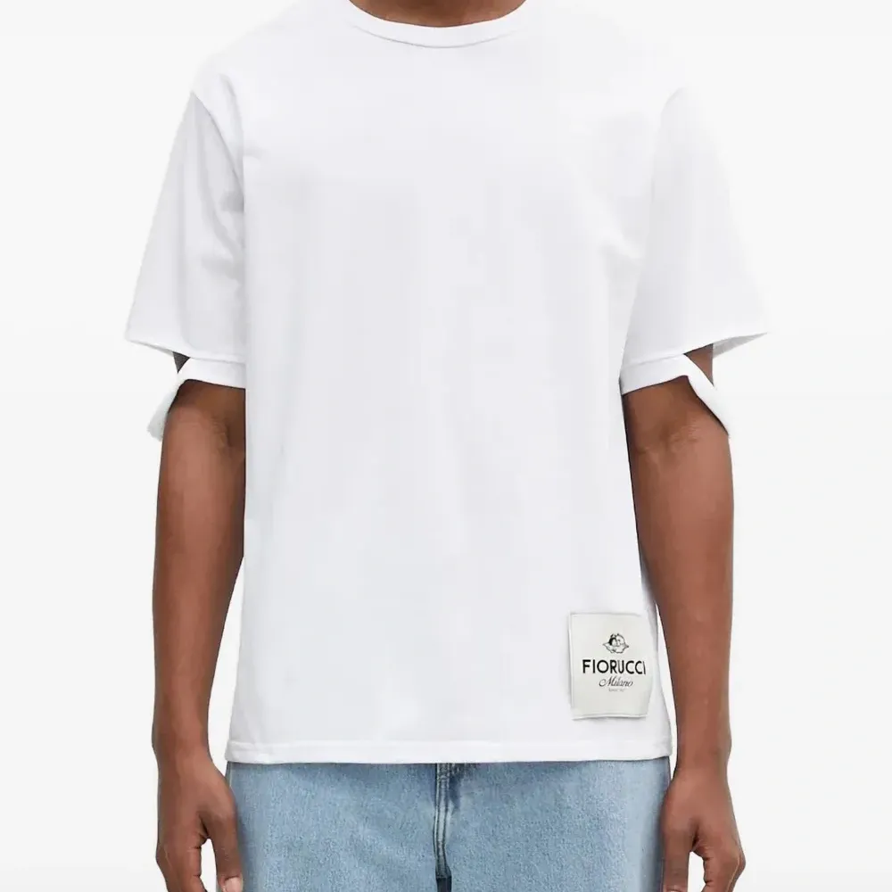 Футболка с эффектом потертости и нашивкой-логотипом