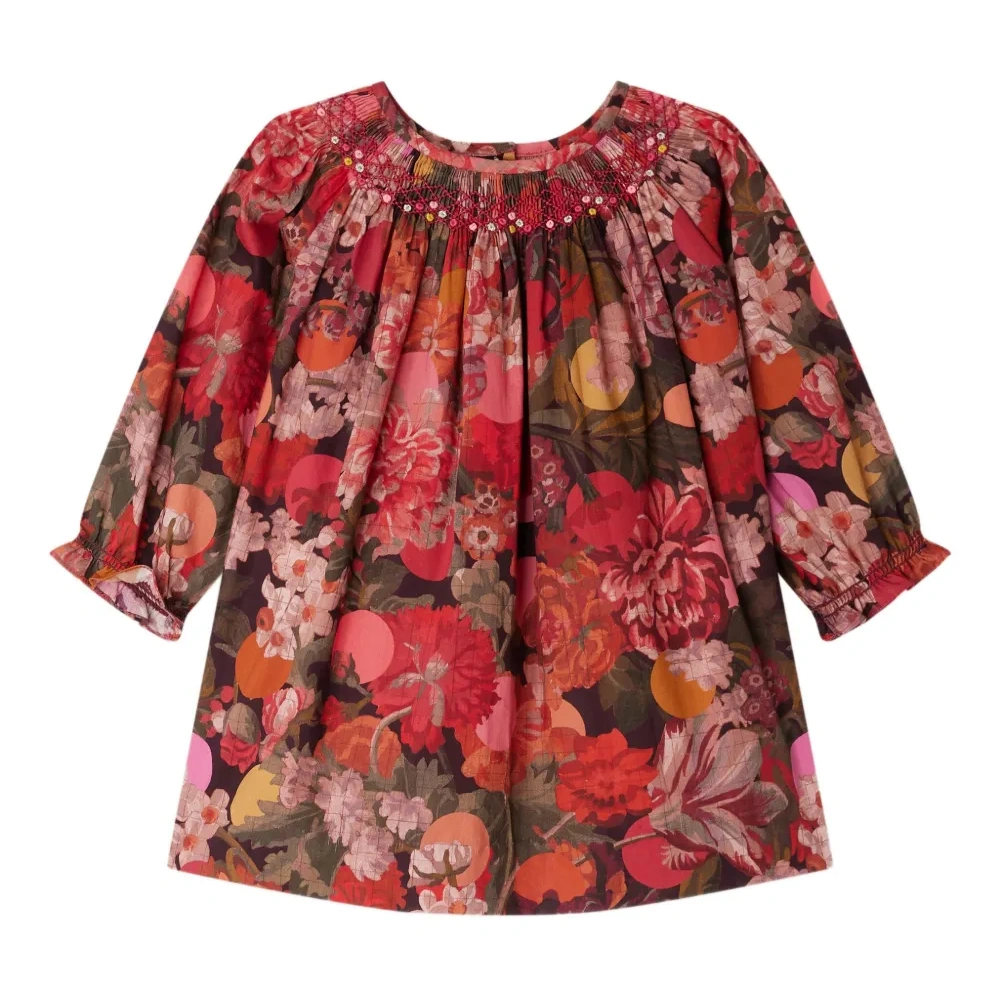 платье со сборками и цветочной вышивкой