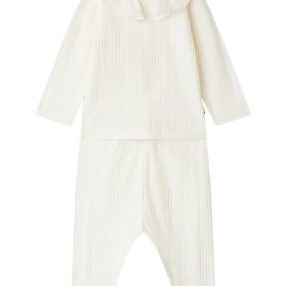 костюм-двойка в рубчик с оборками