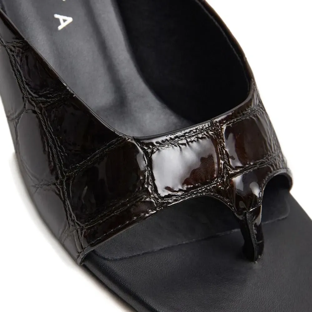 Сандалии с тиснением под кожу крокодила Сандалии с тиснением под кожу крокодила