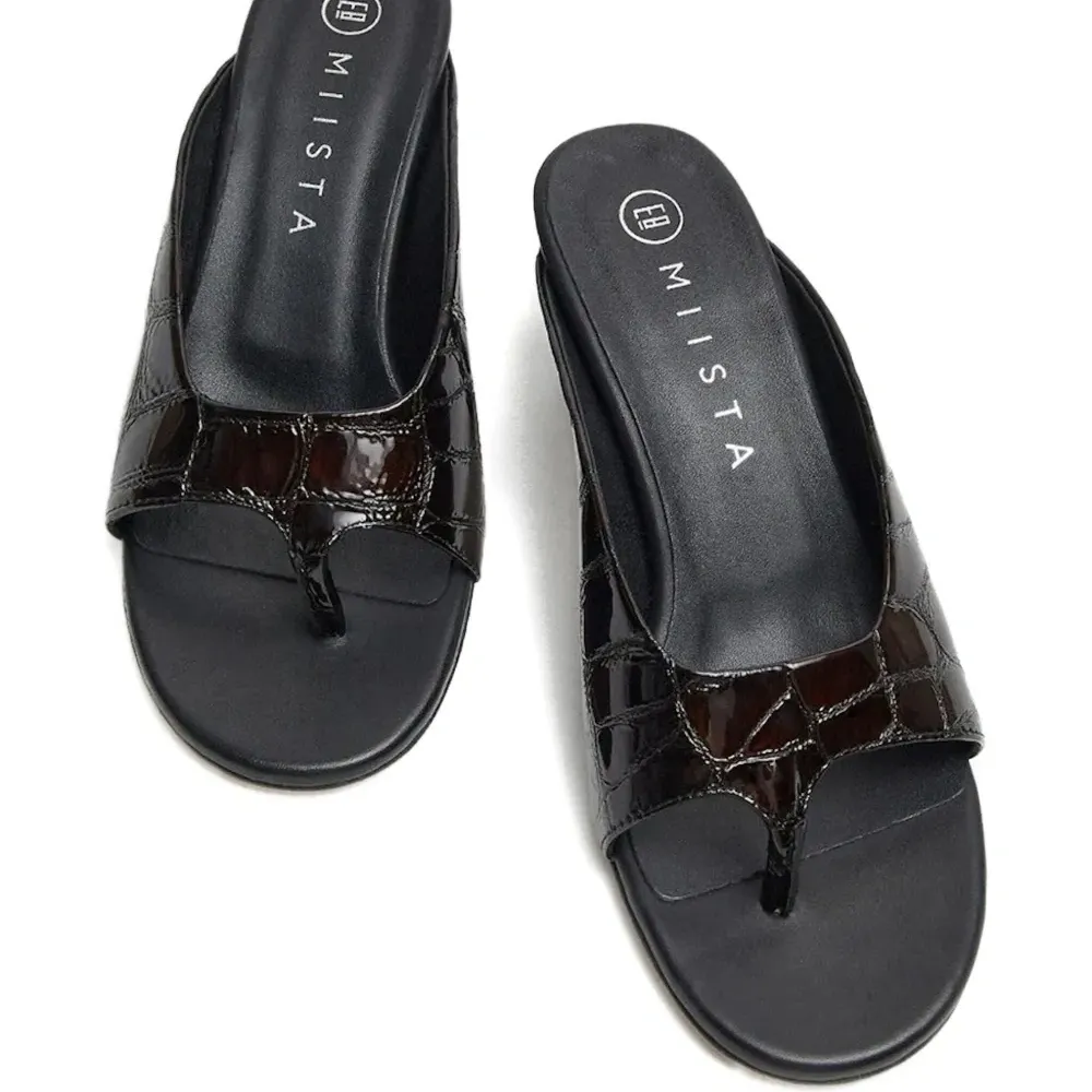 Сандалии с тиснением под кожу крокодила Сандалии с тиснением под кожу крокодила