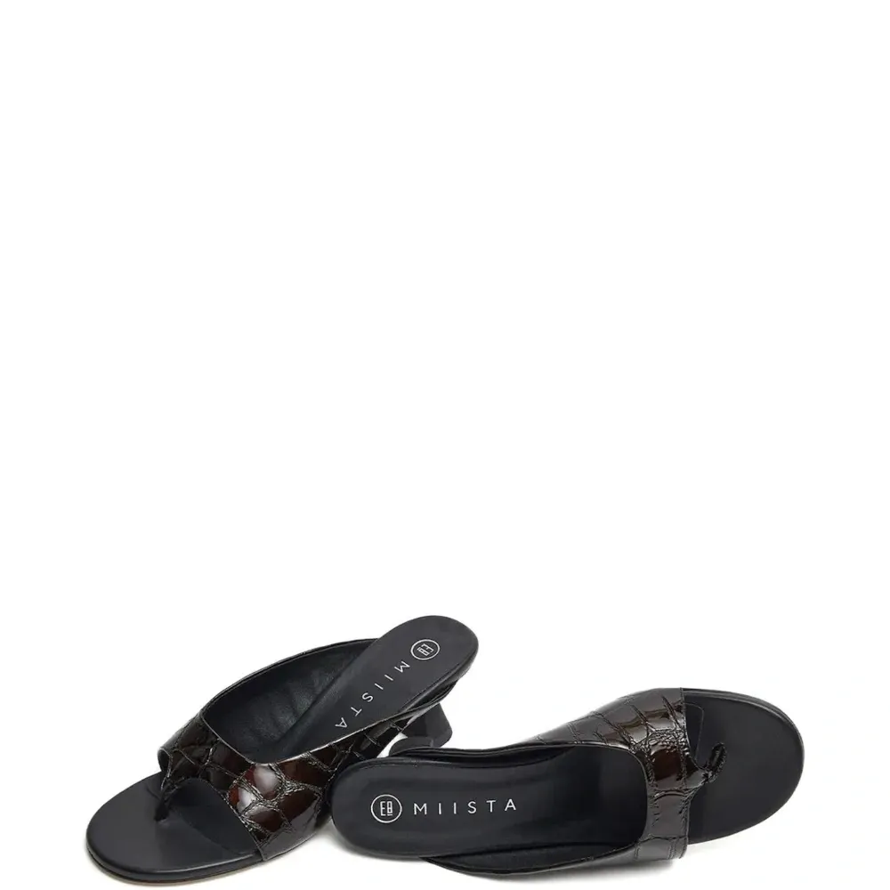 Сандалии с тиснением под кожу крокодила Сандалии с тиснением под кожу крокодила