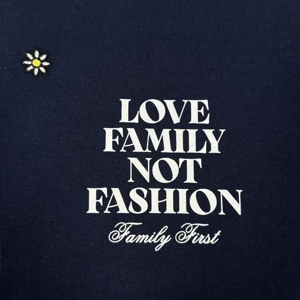 Футболка с цветочной вышивкой