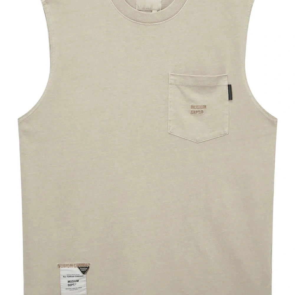 Футболка без рукавов с карманом