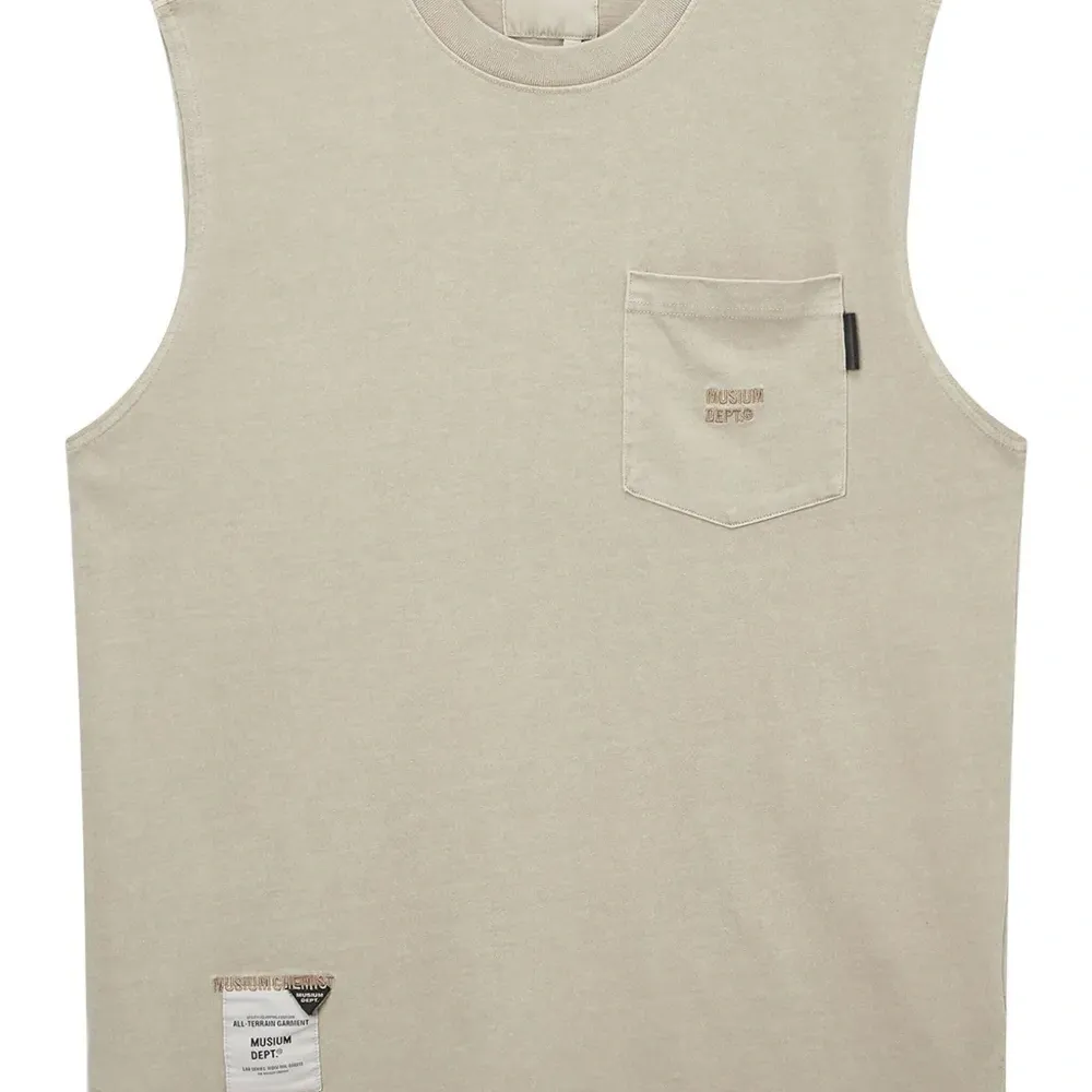 Футболка без рукавов с карманом