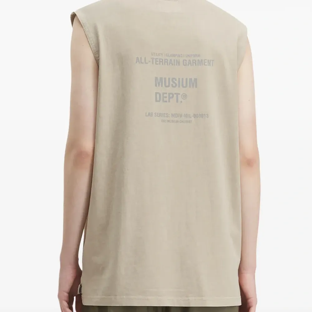 Футболка без рукавов с карманом