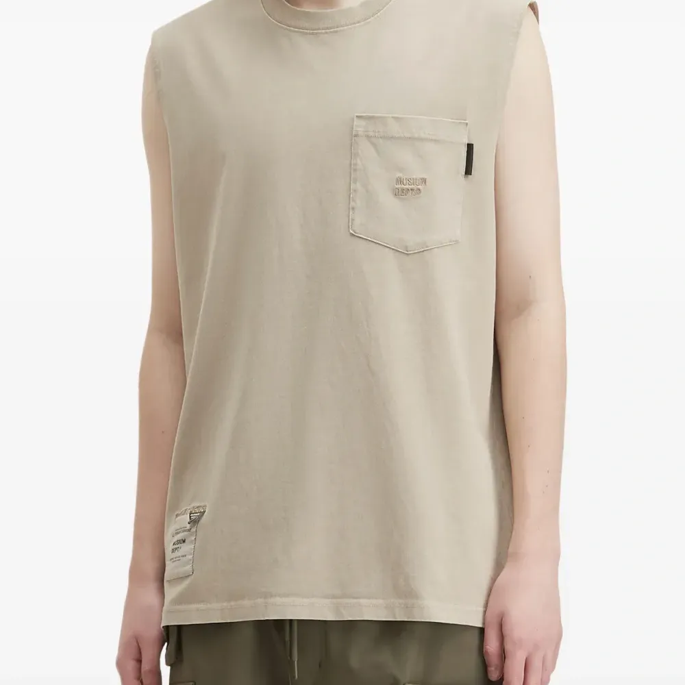 Футболка без рукавов с карманом