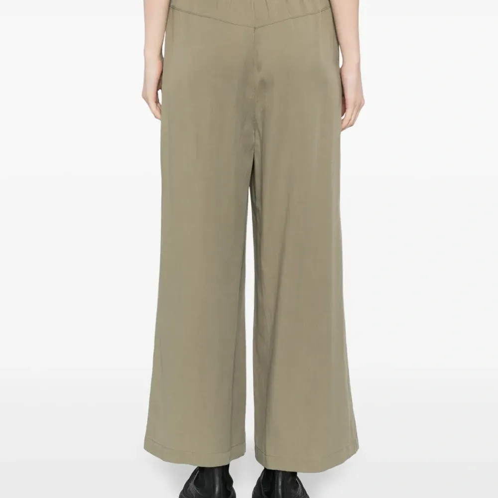 Брюки с вышитым логотипом