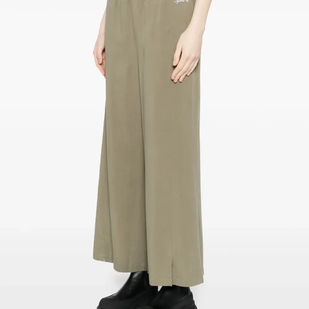 Брюки с вышитым логотипом