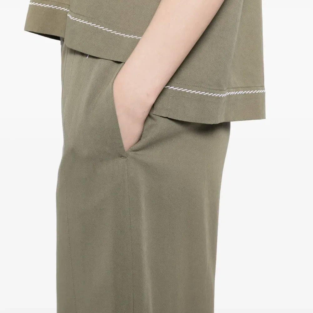 Брюки с вышитым логотипом